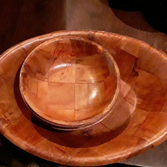 wood look  plastic  BOWLS. Other - WOOD LOOK PLASTIC  OVAL BOWL  AND  4 SMALL BOWLS
